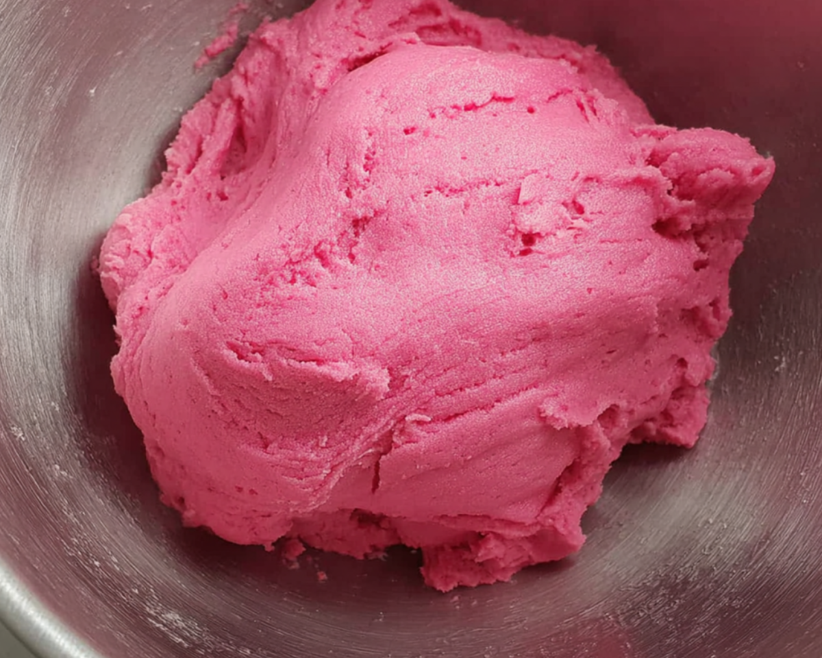 Pâte à cookies rose dans un bol