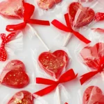 Sucettes cœur rouges emballées avec ruban