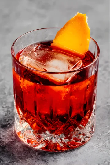 Cocktail rouge au rhum glace et zeste d orange