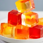 Gelée colorée en cubes sur assiette blanche