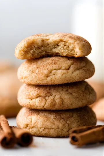 Pile de snickerdoodles moelleux à la cannelle