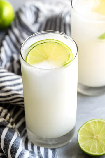brazilian lemonade glass with lime slice