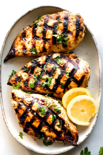 grilled chicken breasts with lemon slices