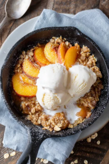 peach-crisp-with-vanilla-ice-cream