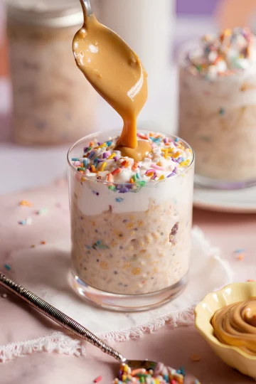 Birthday cake overnight oats