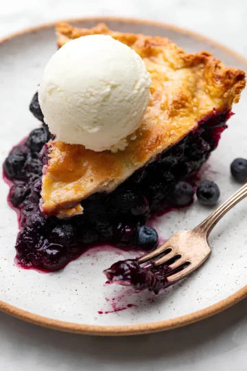 Blueberry pie with vanilla ice cream