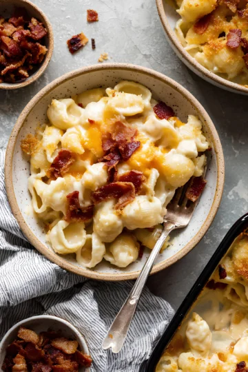 Smoked Gouda mac and cheese with bacon